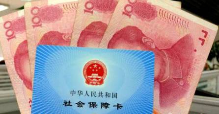 從今年1月1日開始，原有的失業(yè)保險費率是1.5%的有22個省份，包括新疆生產(chǎn)建設兵團，可以在確保失業(yè)保險金按時足額發(fā)放、穩(wěn)崗補貼順利實施的基礎上，可以降低0.5個百分點。個人的費率不超過單位的費率。