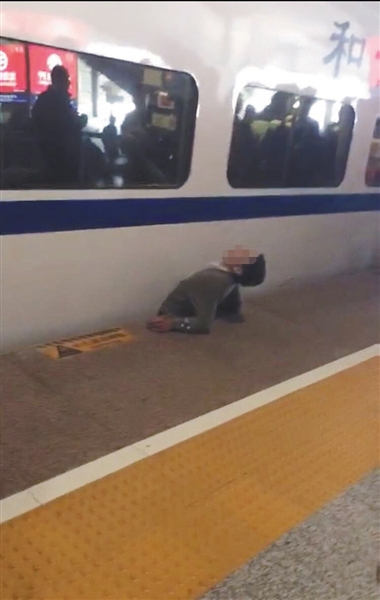 視頻顯示，一男子下半身被卡在站臺與列車之間縫隙。