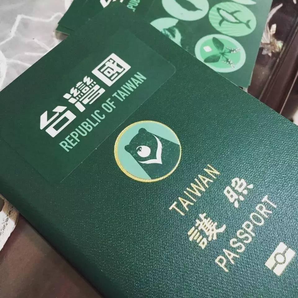 環(huán)環(huán)一直排在這個女孩后面，想看看日本入境官員如何處理這個令人啼笑皆非的所謂“臺灣國”。