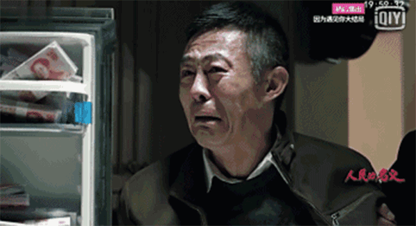 查案人員搜出的2.3億現(xiàn)金，從銀行運(yùn)來十二臺點(diǎn)鈔機(jī)，竟然燒壞了六臺。