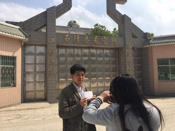 陳全松父親給看守所中的兒子交生活費(fèi)。