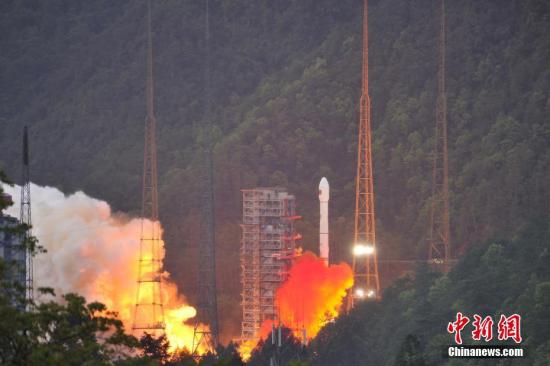 4月12日19時(shí)04分，中國西昌衛(wèi)星發(fā)射中心成功發(fā)射實(shí)踐十三號(hào)衛(wèi)星。 葉樂峰 攝