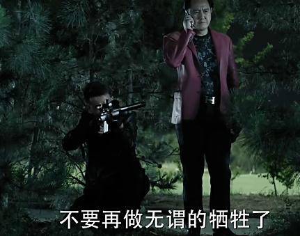 《人民的名義》原著小說有這么一段：趙瑞龍要找殺手殺了侯亮平，結(jié)果趙瑞龍的三姐發(fā)話：侯亮平要是死了趙瑞龍也要死!這就說明了大boss趙立春沒把握在侯死后的各方反應(yīng)中護(hù)住兒子趙瑞龍，因此，這就告訴了讀者，侯亮平的背景絕對不比趙立春差!
