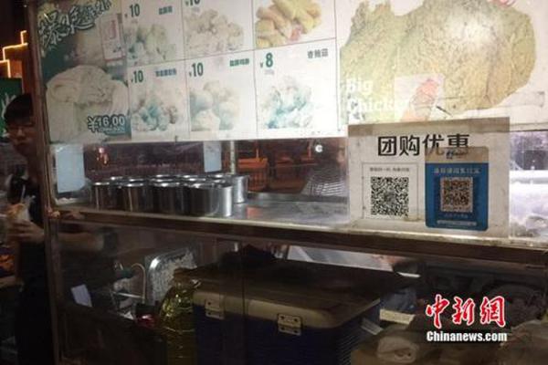 不少小商販都用上掃碼支付。中新網(wǎng) 吳濤 攝
