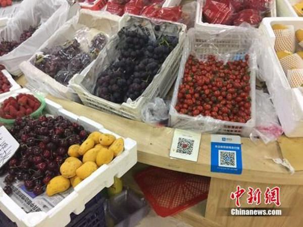 某水果攤，收款二維碼貼在顯眼位置。中新網(wǎng) 吳濤 攝