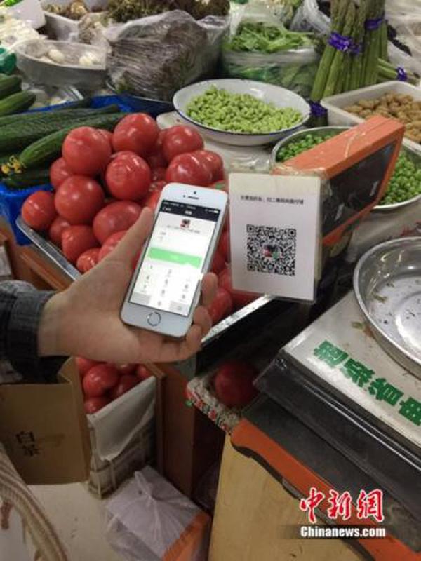 有顧客正在用微信支付結(jié)賬。中新網(wǎng) 吳濤 攝
