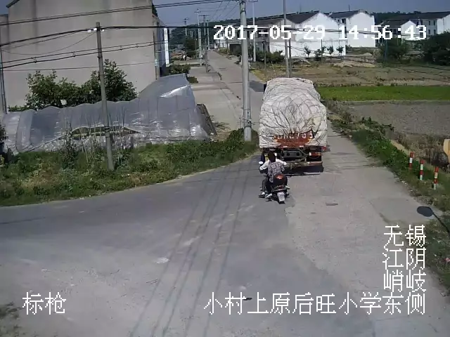 男子遭大貨車(chē)碾壓致死 監(jiān)控還原最后10秒