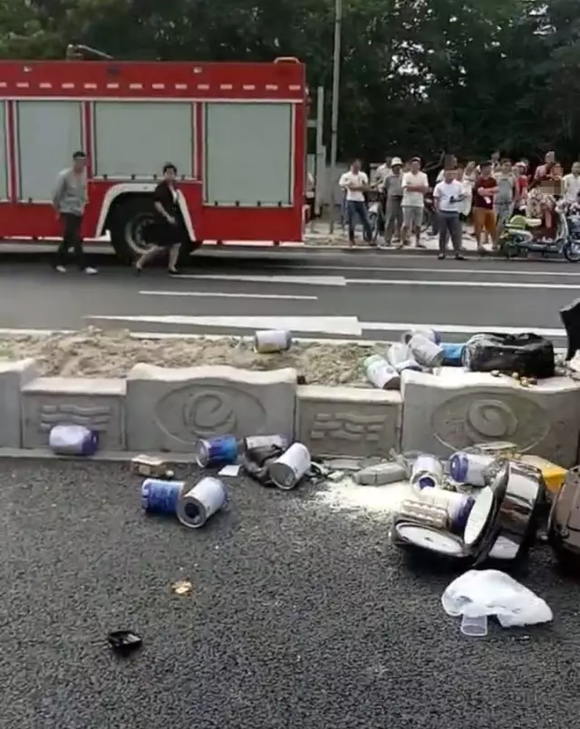 不值！小車四腳朝天司機(jī)身亡 死者只為偷幾罐奶粉