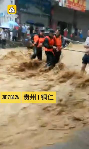 圖為6月24日，貴州銅仁多個(gè)區(qū)縣遭暴雨襲擊。