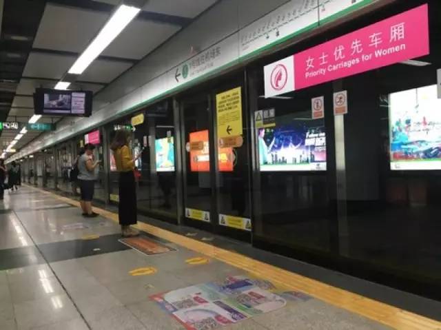 尷尬了！深圳地鐵首開(kāi)女性車(chē)廂 結(jié)果塞滿男乘客