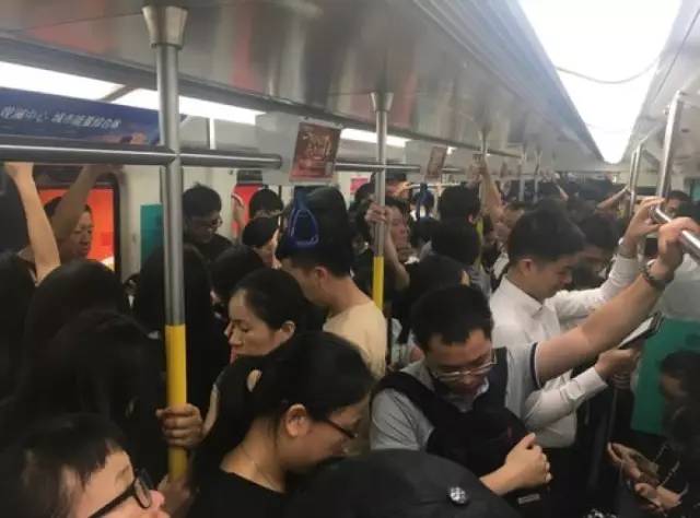尷尬了！深圳地鐵首開(kāi)女性車(chē)廂 結(jié)果塞滿男乘客