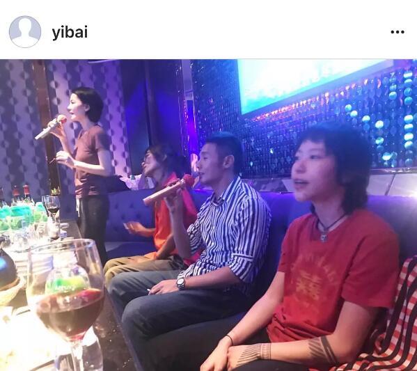王菲母女跟李榮浩一起唱K，竇靖童的表情亮了