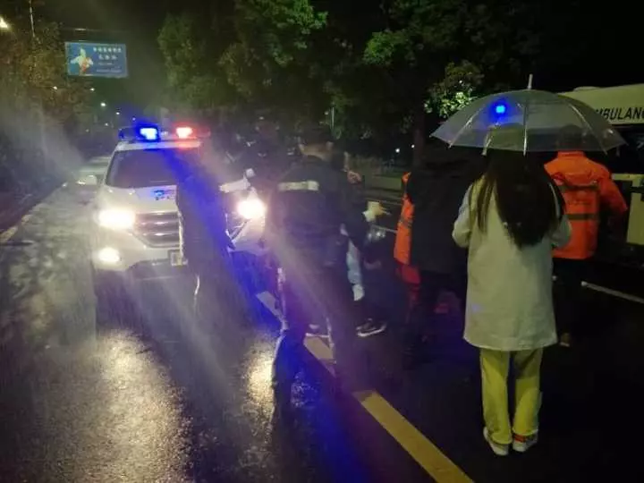 今天凌晨，杭州一對環(huán)衛(wèi)工夫婦被車撞進(jìn)錢塘江