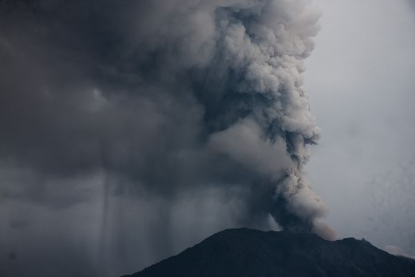 這是11月28日在印度尼西亞巴厘島拍攝的噴發(fā)火山灰的阿貢火山。新華社發(fā)