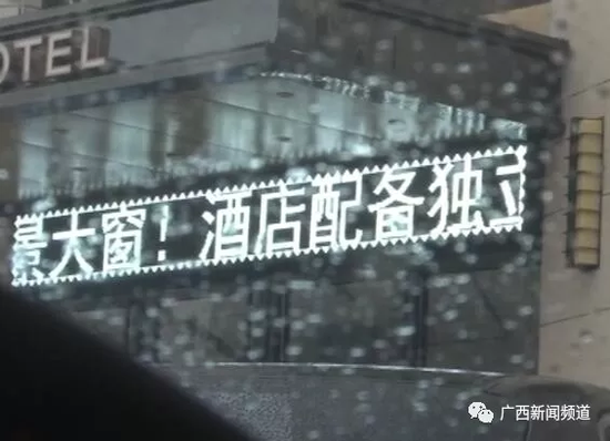 于是，民警將這一情況匯報給指揮中心，請求120醫(yī)護人員到達現(xiàn)場急救。