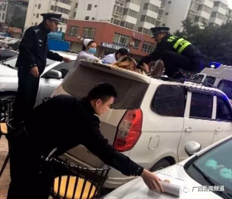 ▲女子跌落至一面包車車頂，民警和醫(yī)護人員將其救下。