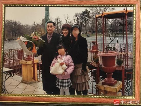 回國(guó)之前的張津華和王煥凱，兩個(gè)可愛的女兒，一家四口曾經(jīng)幸福的生活。