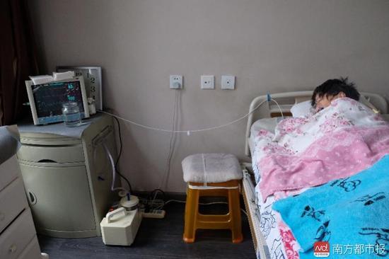 為了照顧張津華，家人把家里的房間變成了病房。氧氣管、心電圖、呼吸機(jī)、排痰機(jī)、鼻飼管、藥柜……（羅逸爵 攝）