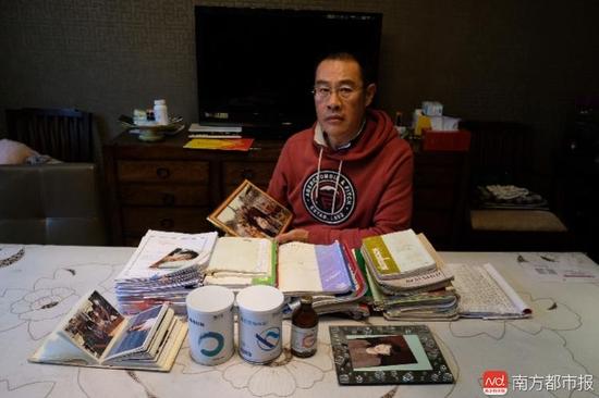 王煥凱及家人這些年照顧張津華做的護(hù)理記錄。（羅逸爵 攝）
