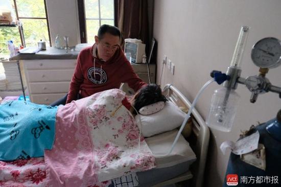 氧氣的轟隆聲，一刻不停地在這個(gè)家里“吵”了九年多。（羅逸爵 攝）