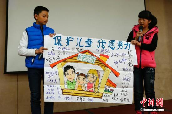 12月4日，由全國婦聯(lián)和聯(lián)合國兒童基金會(huì)在北京共同舉辦了“共同行動(dòng)——停止對(duì)兒童暴力，促進(jìn)兒童保護(hù)”的主題宣傳活動(dòng)。圖為活動(dòng)兒童代表以繪畫的形式說出他們的心聲。<a target='_blank'  _fcksavedurl='http://www.chinanews.com/'>中新社</a>發(fā) 富田 攝