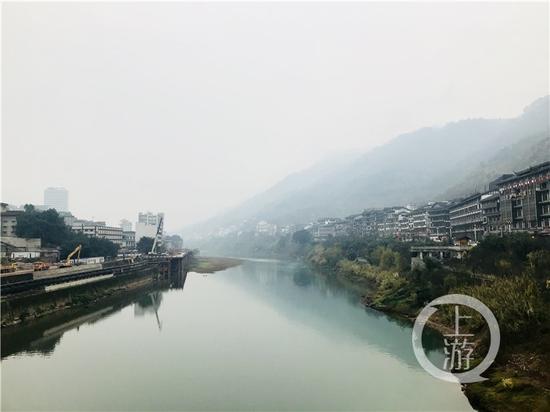 △赤水河兩岸的茅臺鎮(zhèn)有著超過2000家白酒經(jīng)營戶。