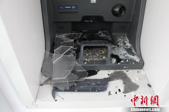 被砸的ATM機(jī)。萬山警方提供