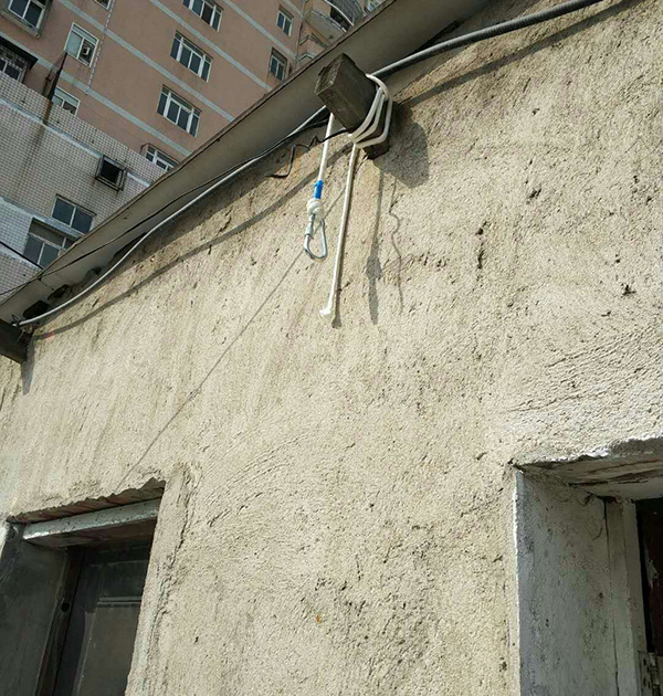 懸掛的登山繩子和房梁。
