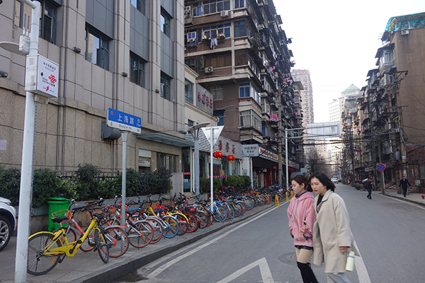 上海路的兩邊，大多是一些老房子。
