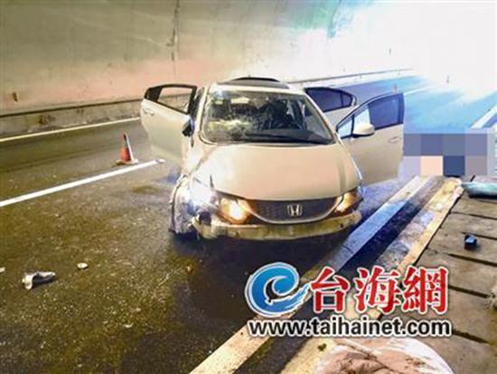 小車在龍巖高速隧道內(nèi)翻車，擋風(fēng)玻璃脫落。 臺(tái)海網(wǎng) 圖