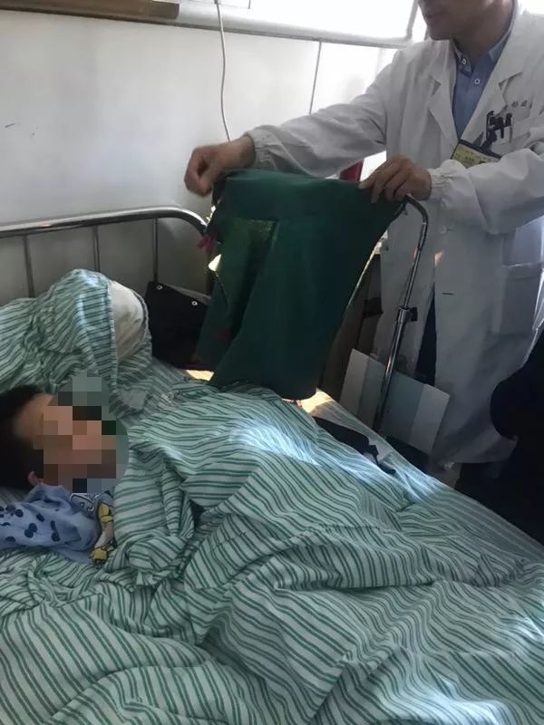 嚇哭！6歲男孩被夾斷手指 罪魁禍首竟是校服