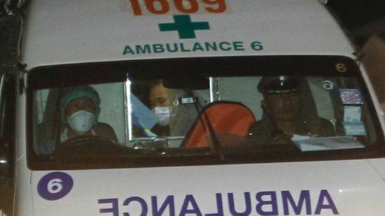 救護(hù)車帶著被救少年離開。（圖：EPA）