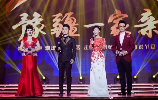 主持人：白燕升、龐曉戈、關(guān)楓、熱娜·古麗（從右到左）