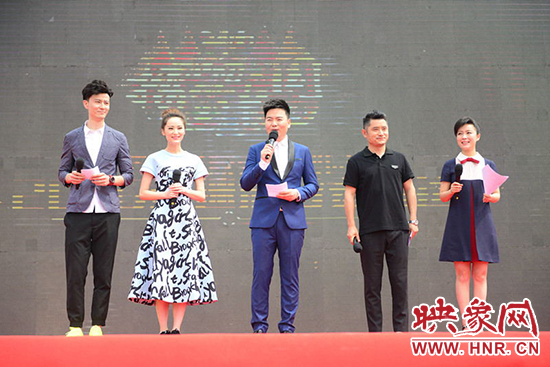 電視臺(tái)主持人與電臺(tái)主播搭檔主持，讓人耳目一新