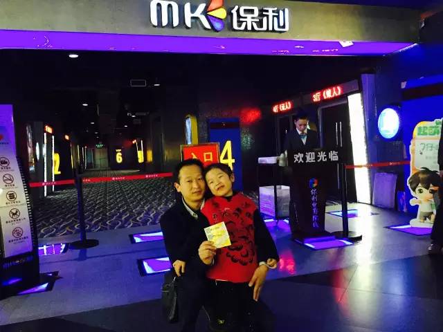 再來看兩個萌娃，表情都好有戲！