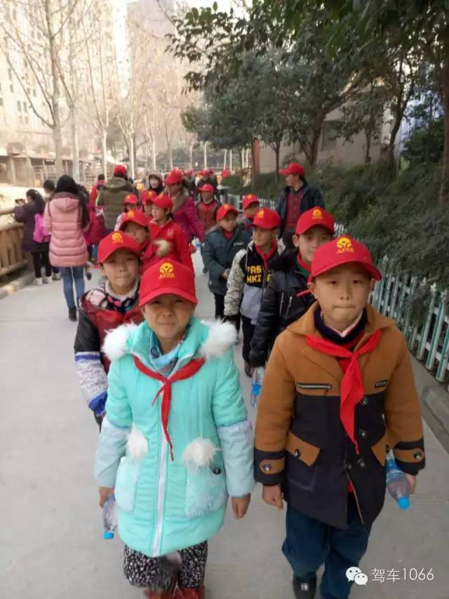 脖子上戴著紅領(lǐng)巾，頭上頂著小紅帽，排著整齊的隊(duì)伍——出發(fā)！