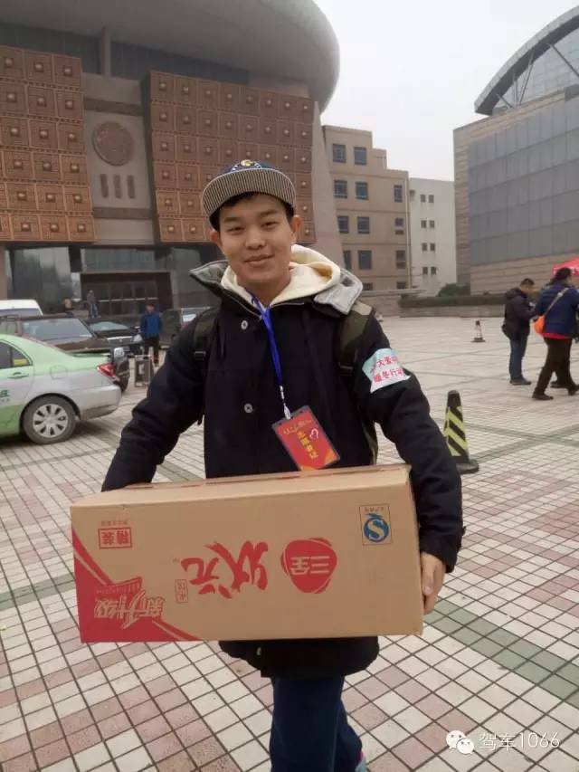 河南電臺1066主持人小澤，搬送愛心餃子。