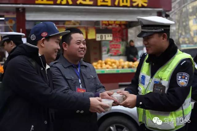 新華社攝影記者李博，也隨我們1066小分隊一路同行他也為我們記錄下了一幕幕溫暖的瞬間。