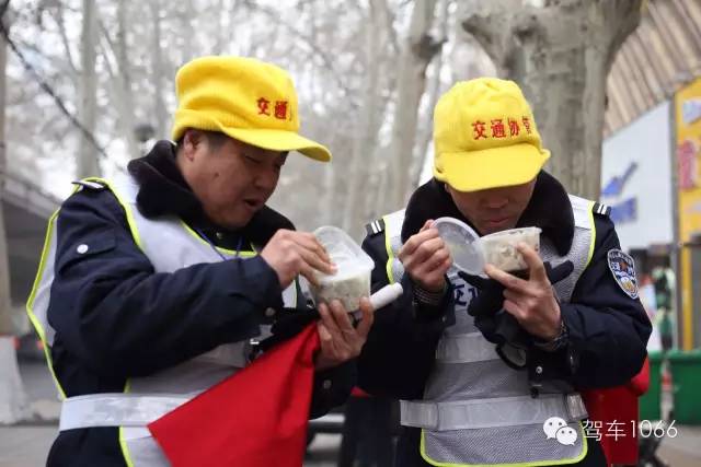 1066小分隊和志愿者來到金水路文化路，給這里執(zhí)勤的交警和協(xié)管送去暖心餃子。