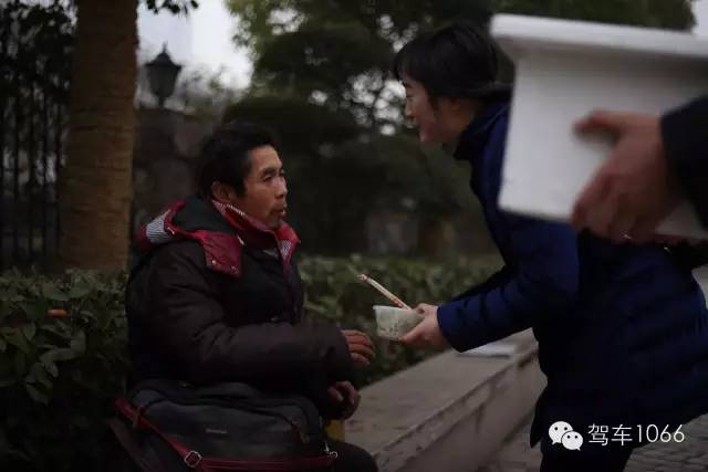 1066小分隊來到紫荊山（摩的司機、出租車司機、市民)，給他們送去餃子。