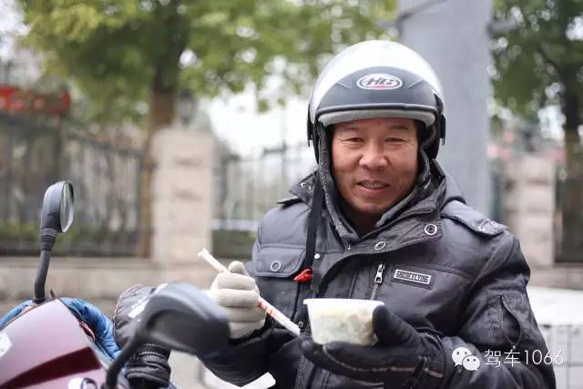 1066小分隊來到紫荊山（摩的司機、出租車司機、市民)，給他們送去餃子。