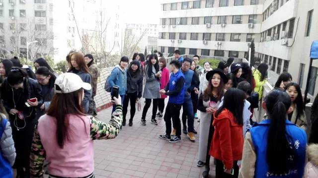 還沒開始時大家已經(jīng)開始有序排隊了，棒棒噠！
