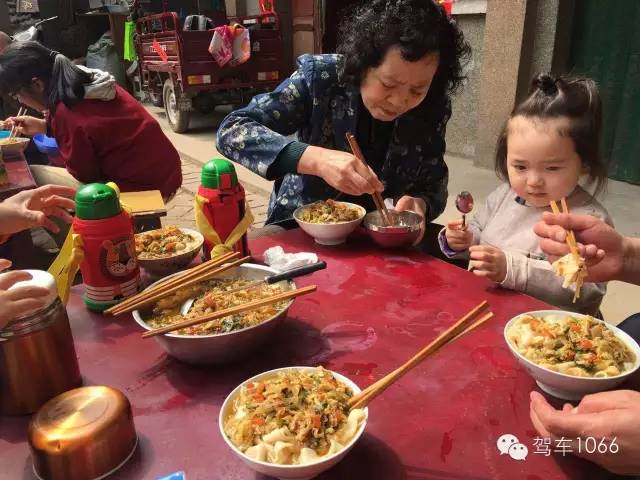據(jù)說手搟面和柴雞蛋更配哦！