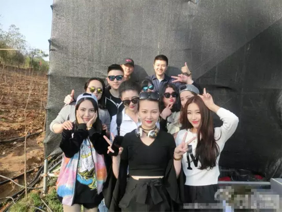 能認(rèn)出幾位超女？王佳月和其他兩位超女本周就要前往長(zhǎng)沙咯