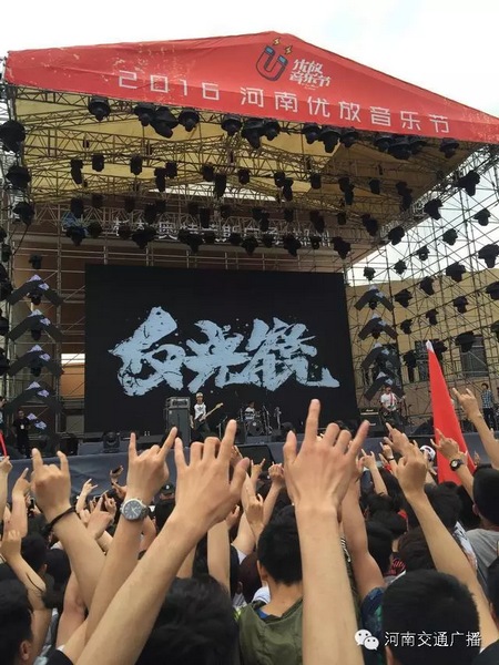 這么多朋友！默契的舉著一個手勢！
