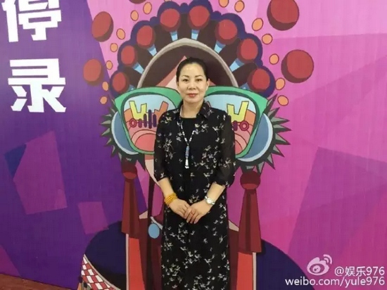 河南大愛劇團(tuán)代表張艷紅講述自己帶領(lǐng)團(tuán)里的演員參與挑戰(zhàn)的故事。