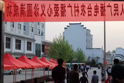 在大家的齊心努力下，終于在天黑前將第二天義診活動場地搭建好了。
