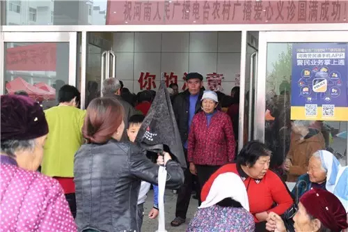 現(xiàn)場真是的人山人海，只能用太火爆三個字形容了！