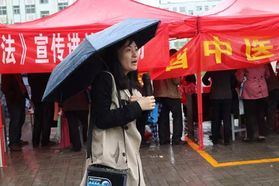 《健康河南》主播柳青也一直在雨中，不畏寒冷，引導(dǎo)大家排隊掛號，指路，排憂解難……