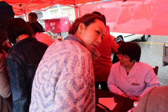 了解到有老人看病不方便，河南電臺1074綠色頻道活動小組欒老師將醫(yī)生請到老人身邊，親自為她診斷。
